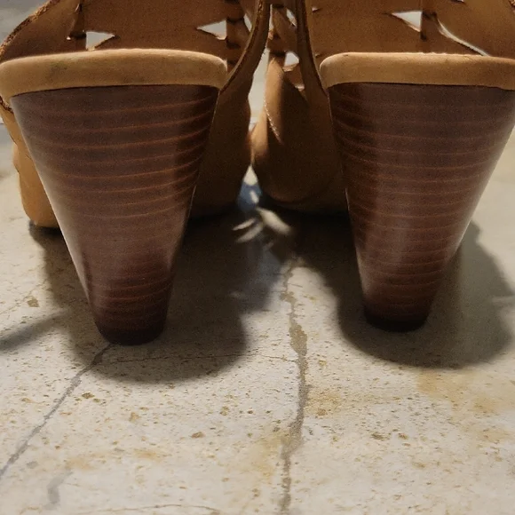 Vince Camuto Tan Strappy Sandals - Picture 4 of 10